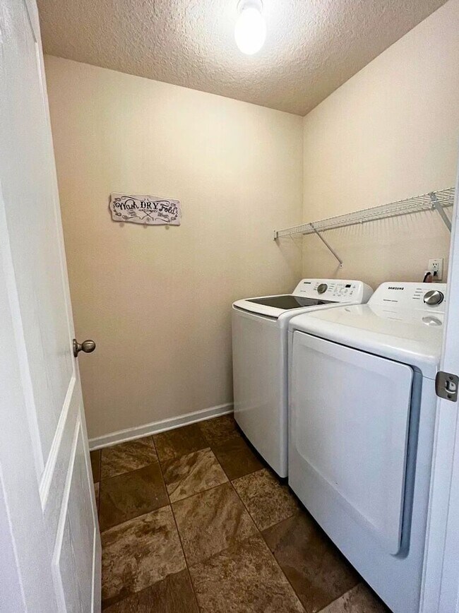 Building Photo - 4/2 with Community Amenities