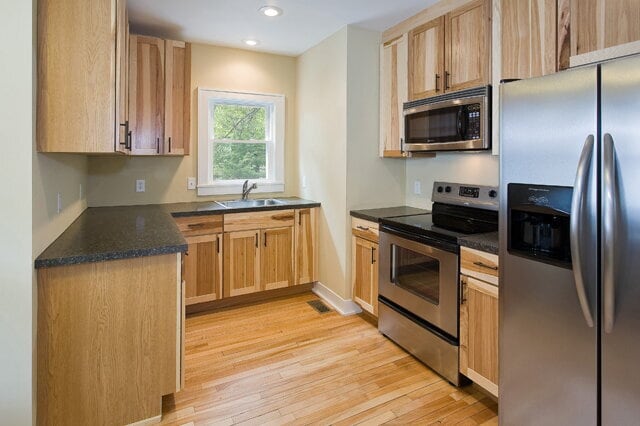 Building Photo - Charming 3-Bed Home in Southeast Minneapolis!