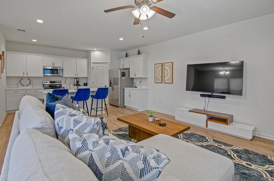 Building Photo - 5618 Cottage Lake Dr