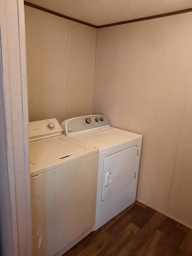 Building Photo - Cute, Clean & Affordable 3 Bed / 2 Bath Home in Central Bullhead City!