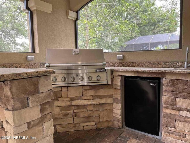 Building Photo - 2456 Den St