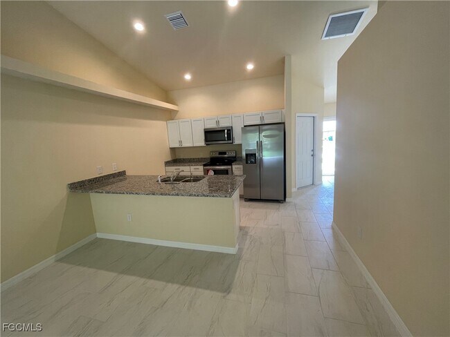 Building Photo - 533 SE 6th Pl