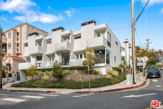 Building Photo - 8601 West Knoll Dr