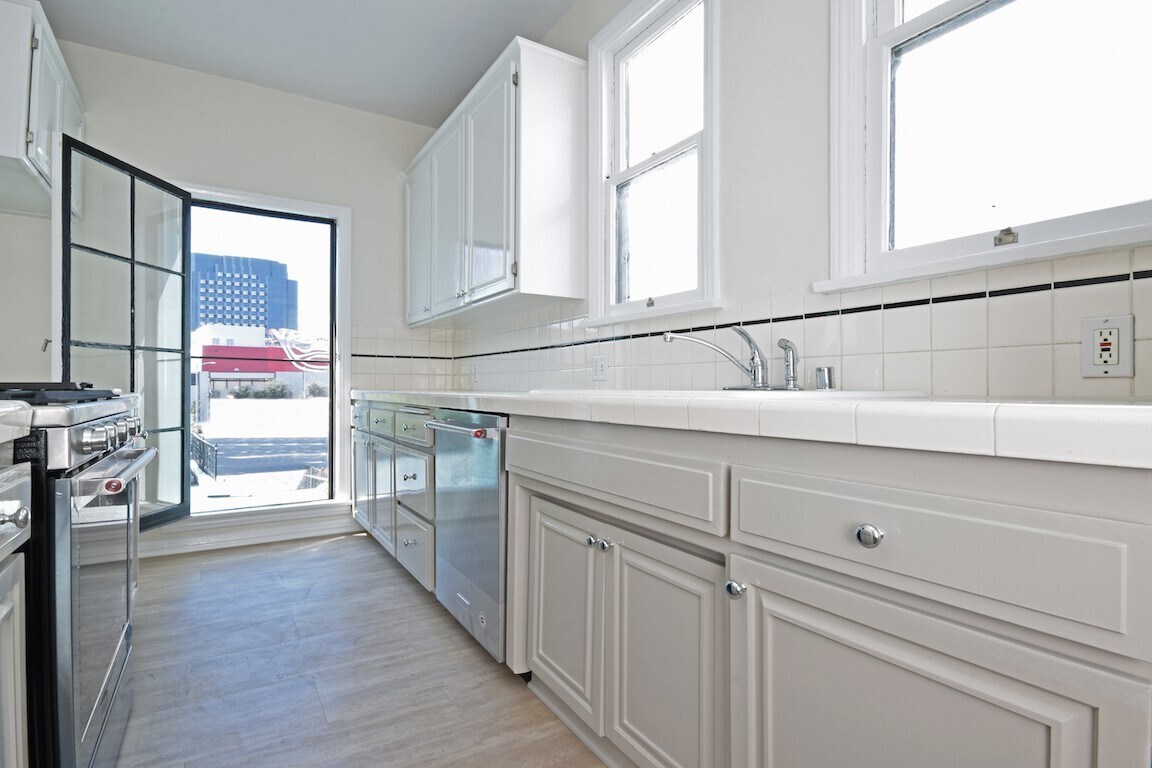 Building Photo - 724 S Genesee Ave