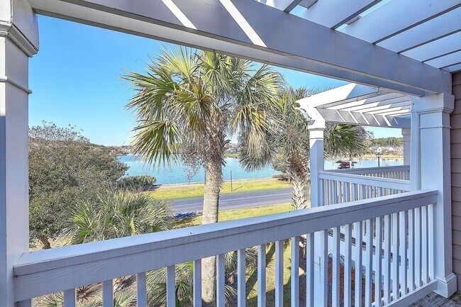 Building Photo - 3 bedroom fully furnished home, Pet Friend...