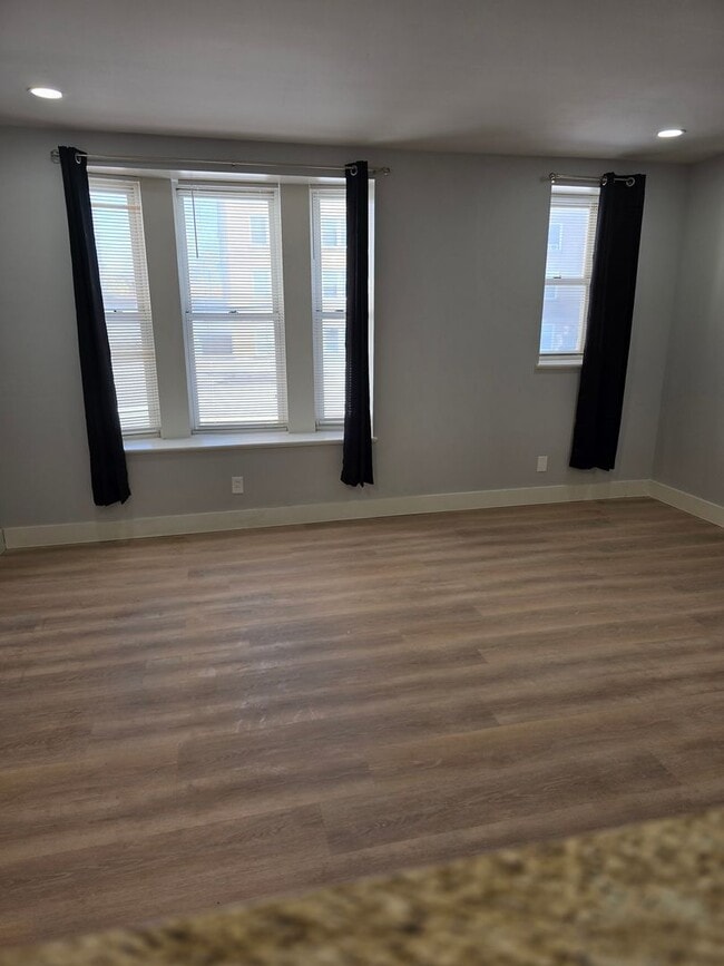 Building Photo - Renovated One Bedroom Condo Close to Fores...