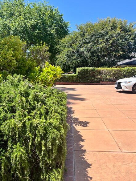 Circular Driveway - 415 S Rimpau Blvd