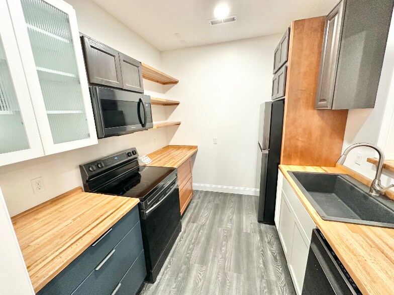 Building Photo - 10390 Ivy Hollow Dr