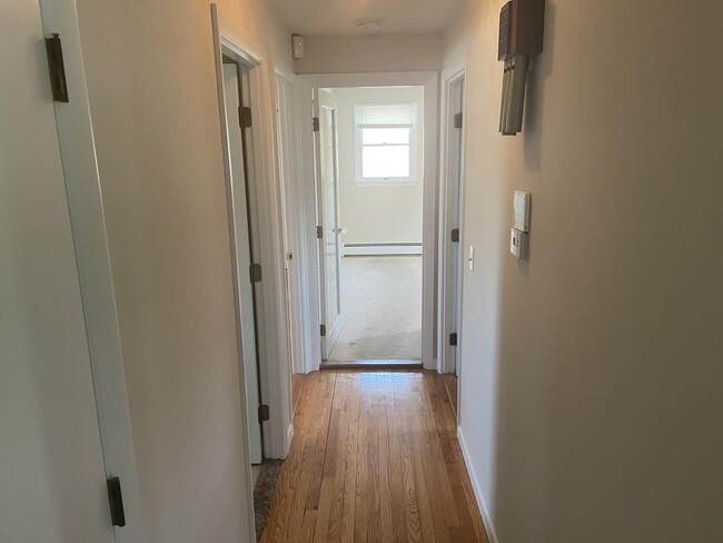 Building Photo - 5 Pine Crest Dr