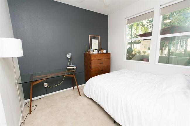 Building Photo - Urban living in this Gorgeous 3 bedroom 3....