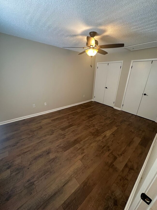 Building Photo - 3BD/2BA Townhouse located in Whispering Oaks!