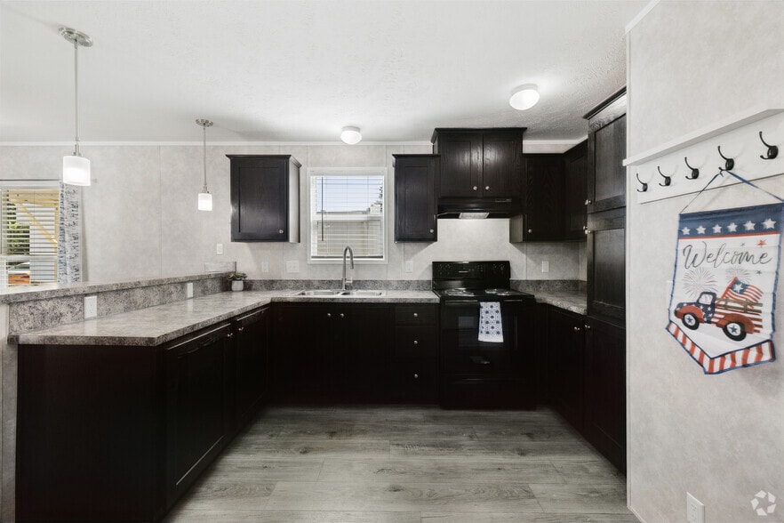 2BR, 1BA - 784SF - Kitchen - Valley View Park