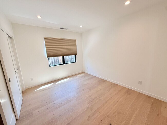 Building Photo - Never-Lived-In Luxury: 1,408 Sq Ft Detached Single-Family Home with Private Office — Downtown Sun...