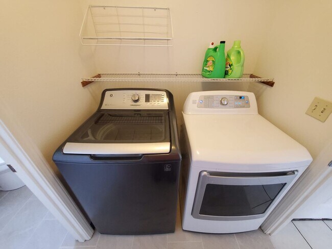 Building Photo - Quartz Ave 3plex/Ariserem-014