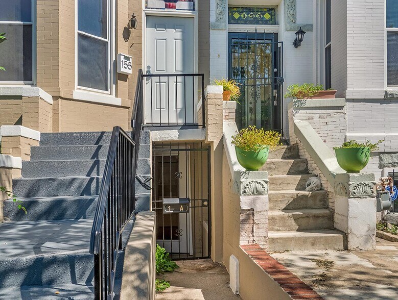 Building Photo - Spacious & sleek LeDroit Park apartment near wine bars & parks