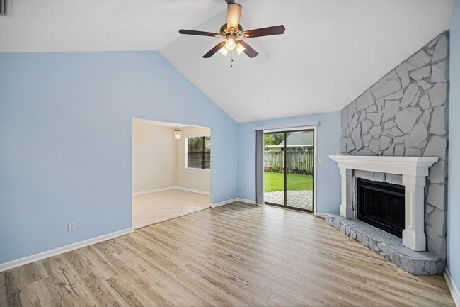 Building Photo - 349 Primrose Cir