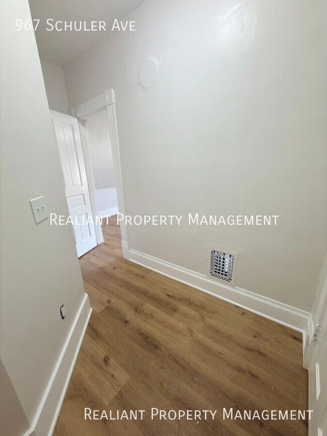 Building Photo - 967 Schuler Ave-