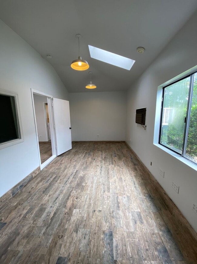 Building Photo - Tarzana Lifestyle: Elegant Home with Pool,...