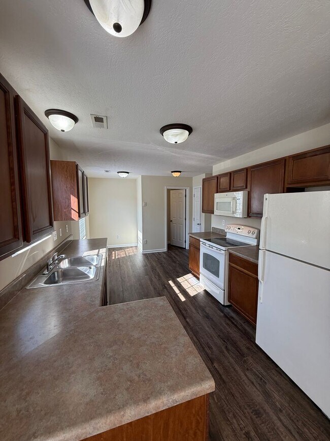 Building Photo - Charming 3 Bedroom 2.5 Bath townhome in Powell