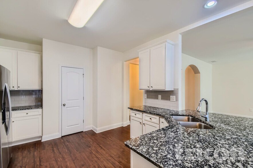 Building Photo - 533 Sprayberry Dr