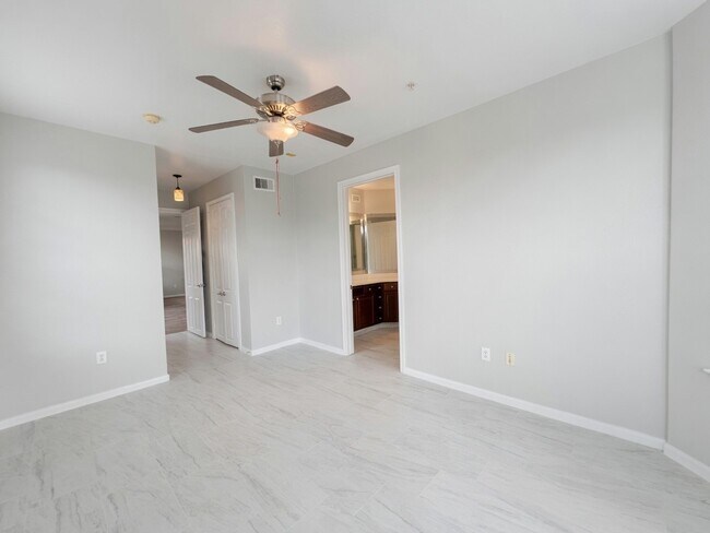 Building Photo - 7575 Kirby Dr