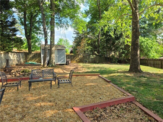 Building Photo - 2076 Anderson Dr SE