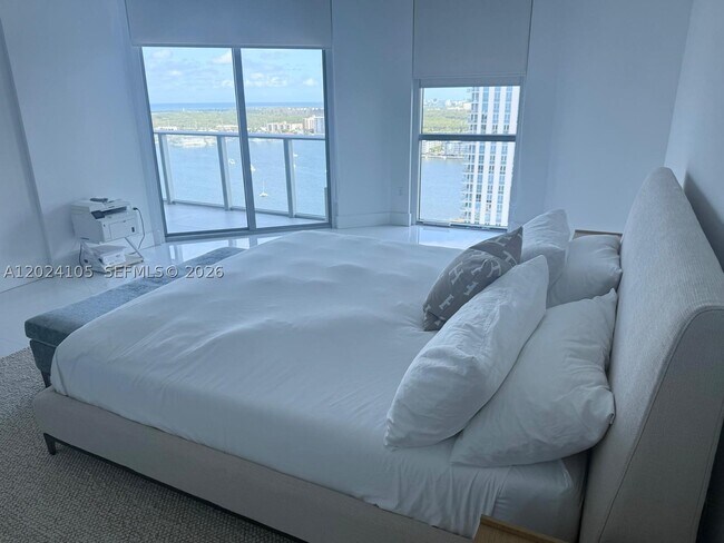 Building Photo - 17301 Biscayne Blvd