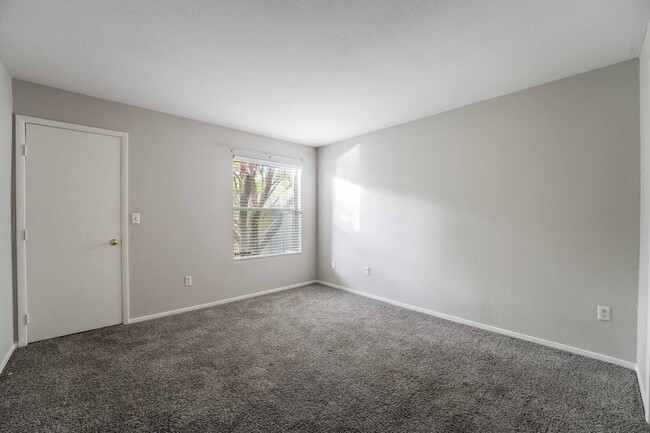 Building Photo - 1 bedroom Condo unit that is the perfect p...