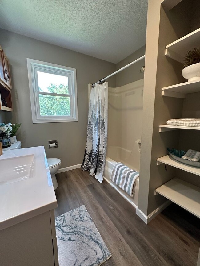 Building Photo - 3 bed, 1 bath home for rent in Maywood edi...