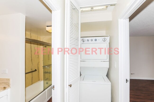 Building Photo - 2 bedroom, 2 bath & 1 parking for rent at Royal Court