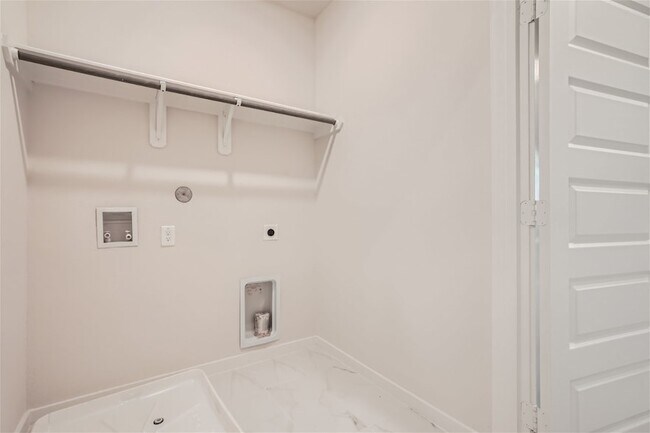Building Photo - 33110 Willow Hts Ln