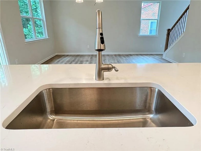 Building Photo - 1086 W Bank St