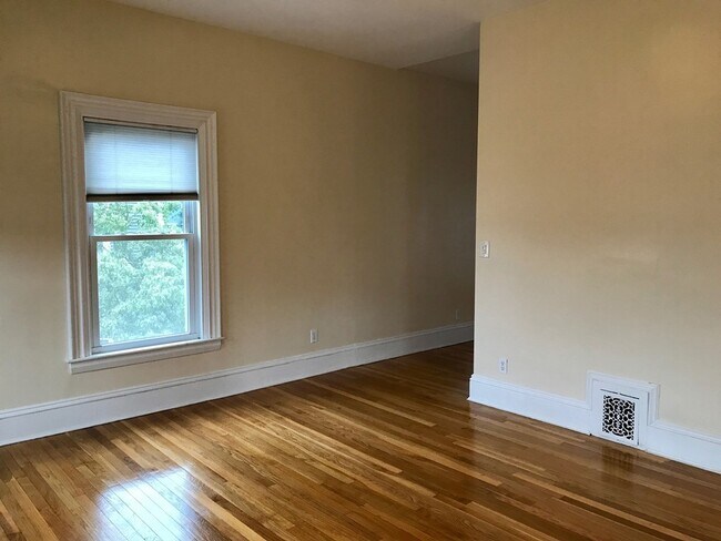 Building Photo - 674 Main St