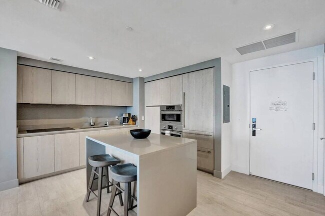 Building Photo - 4010 S Ocean Dr