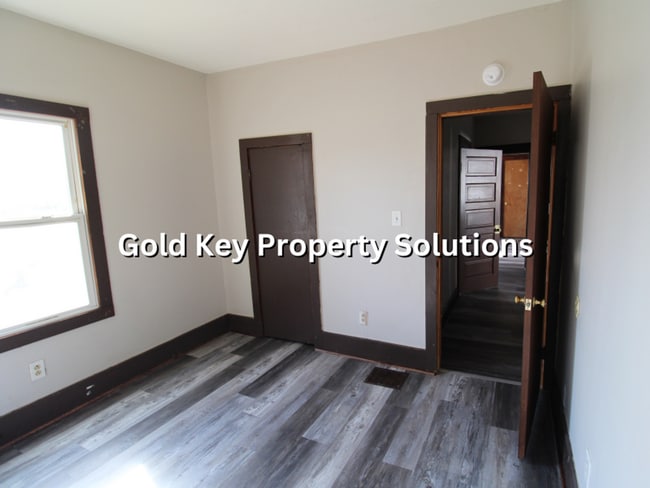 Building Photo - Updated 3 BR 1 BA House with New Flooring and Paint (SECTION 8 APPROVED)