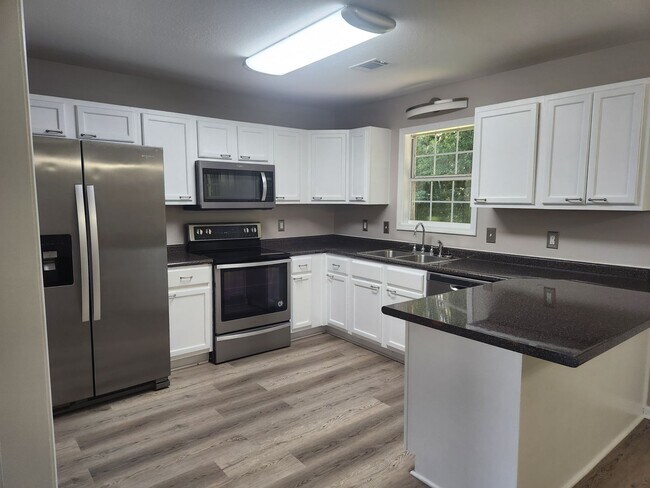 Building Photo - Spacious 3-Bed, 2-Bath Home in a Quiet Neighborhood