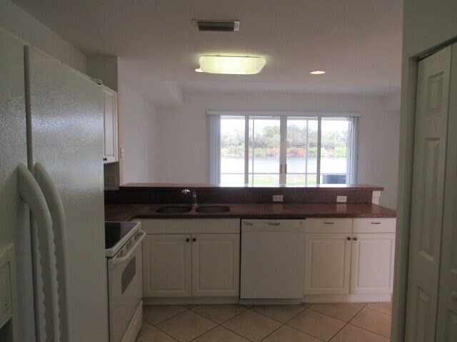 Building Photo - Large 3 bedroom 2.5 bathroom Townhouse