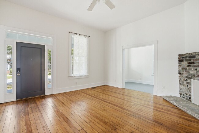 Building Photo - Beautiful Victorian Home for Lease in the Heart of Savannah