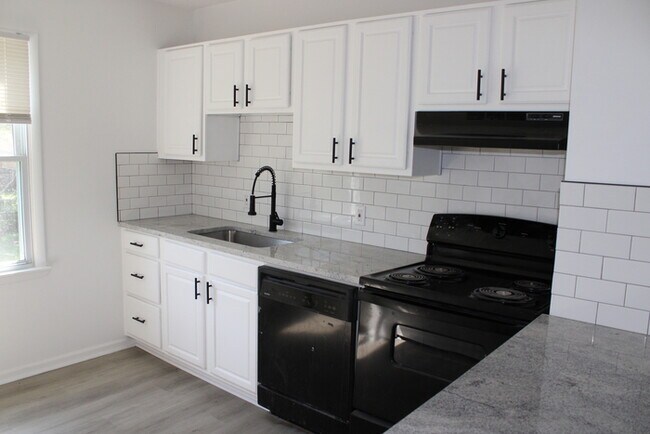 Building Photo - 4bed 2 full bath in Independence off Truma...