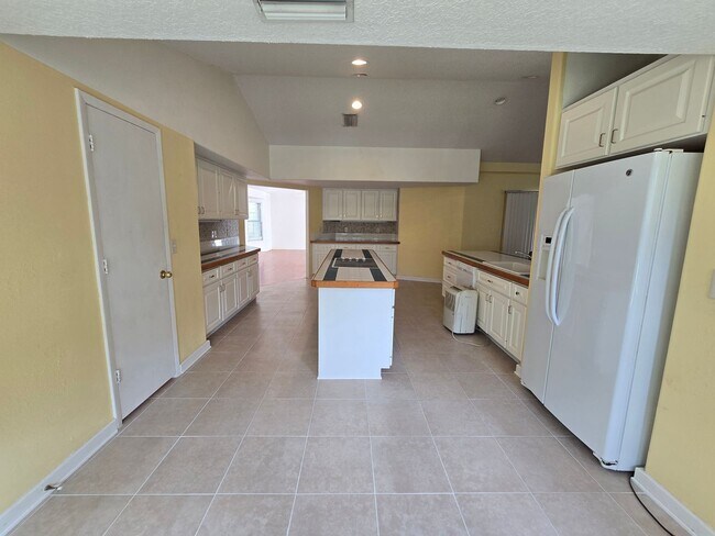 Building Photo - Rarely Available 3 bed/ 2 bath in Hidden River in Myakka