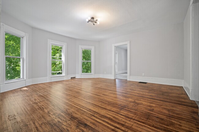 Building Photo - 1101 N Oak St