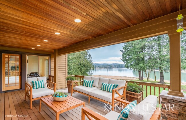 Building Photo - Gorgeous, Gated and Lake Front in Oregon City