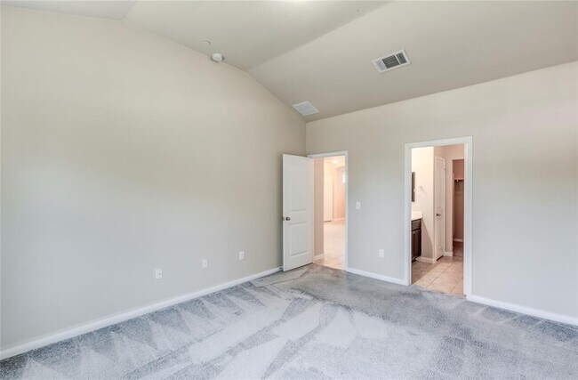 Building Photo - 2880 Donnell Dr