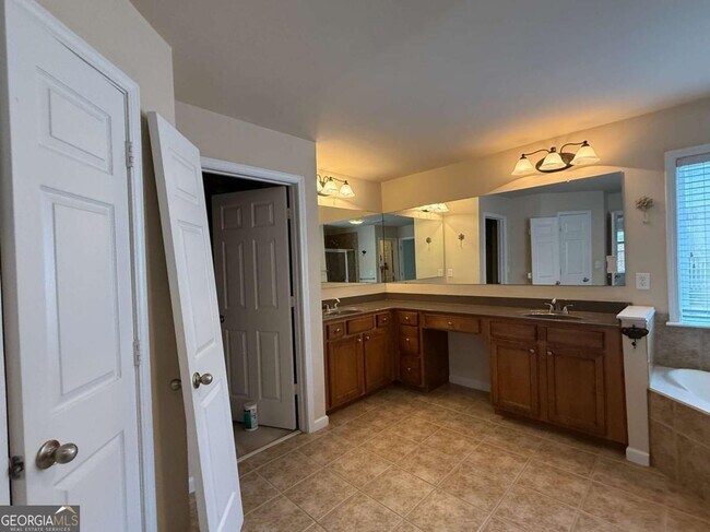 Building Photo - 2501 Royston Dr
