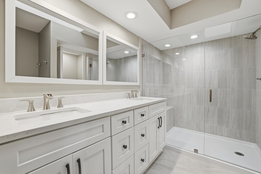Primary ensuite with large walk-in shower - 8555 Eagle Run Dr