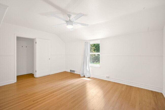 Building Photo - 525 Forest St