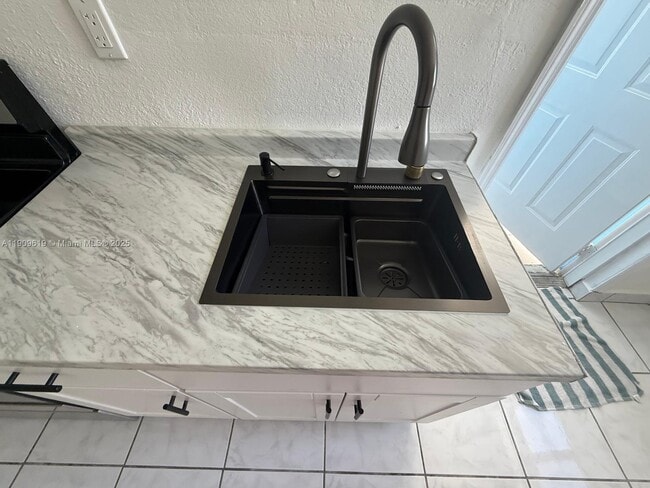 Building Photo - 6931 SW 24th Ct