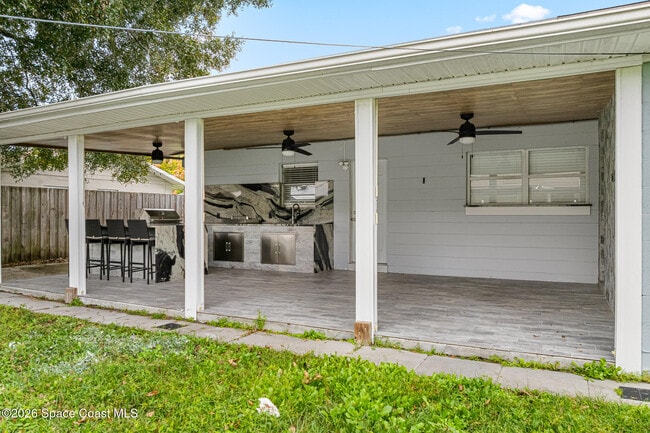 Building Photo - 719 6th St