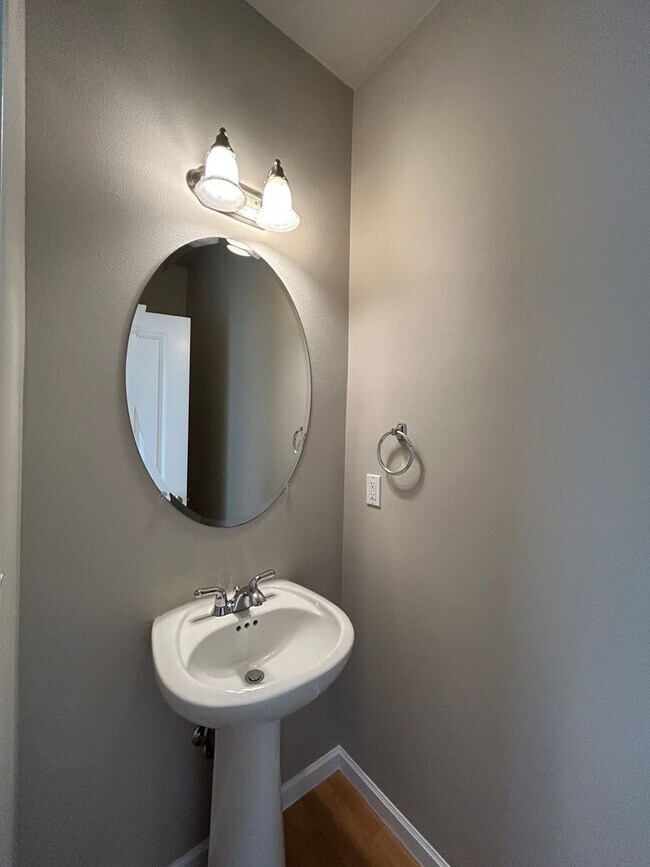 Building Photo - MOVE IN SPECIAL!   4 Bedroom / 2.5 Bathroo...