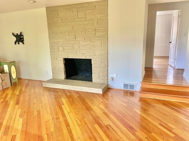 Building Photo - Charming  home on quiet street, great loca...
